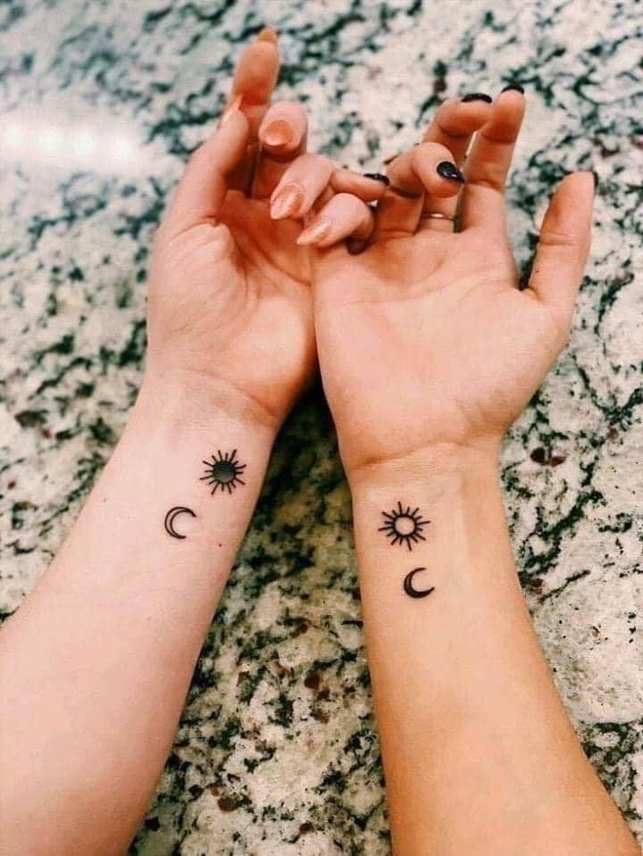 Tatuaggi per gli amici sole o luna, sole pieno e sole vuoto