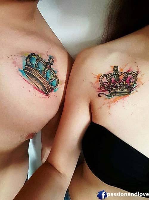 Tattoos, die Sie mit Ihren Liebsten erhalten können, sind Kronen auf der Schulter und dem Schlüsselbein, sowohl bei Männern als auch bei Frauen