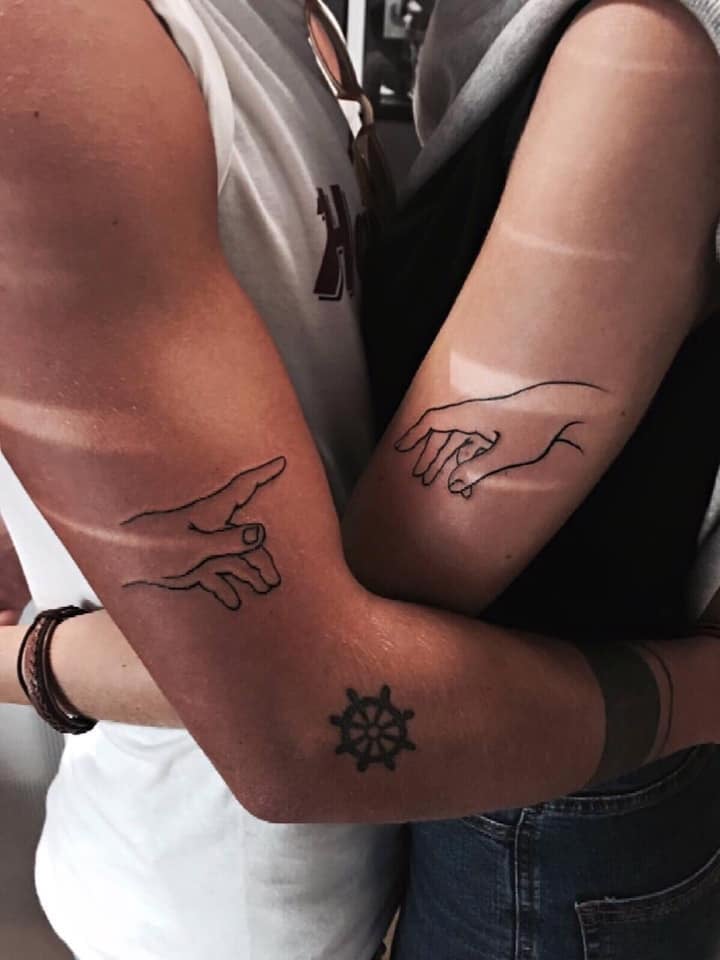 Tatuajes para Hacerte con tu amorcito dedos por unirse uno en cada brazo tipo da vinci