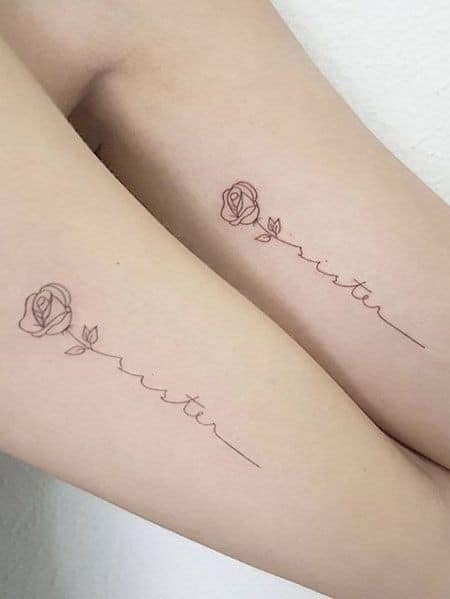 Tattoos für Schwestern, Freunde, Paare, zarte Kontur einer schwarzen Rose auf dem Arm mit dem Wort „Sister“.