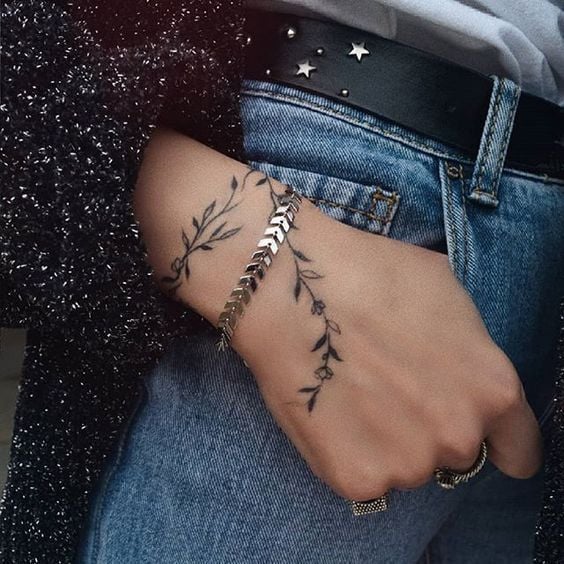 Tattoos für Frauenhände. Armband im Lorbeer-Stil