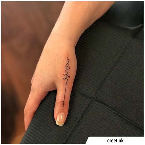 Tatuaggi per le mani delle donne dettaglio di linee e spirali