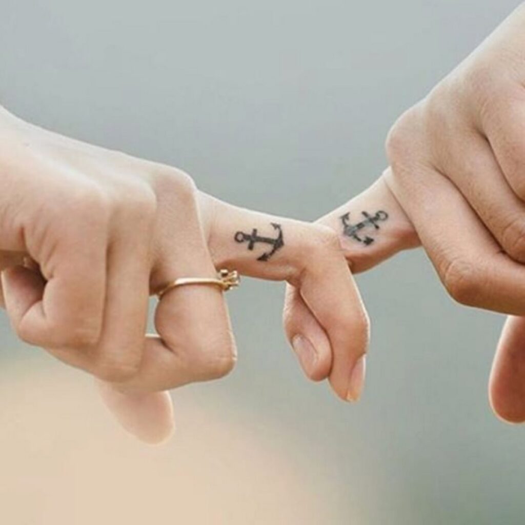 Tattoos für die Hände einer Frau mit Ankerpaar