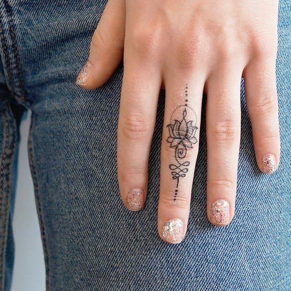 Tatuaggi per le mani delle donne Fiore di loto sul dito