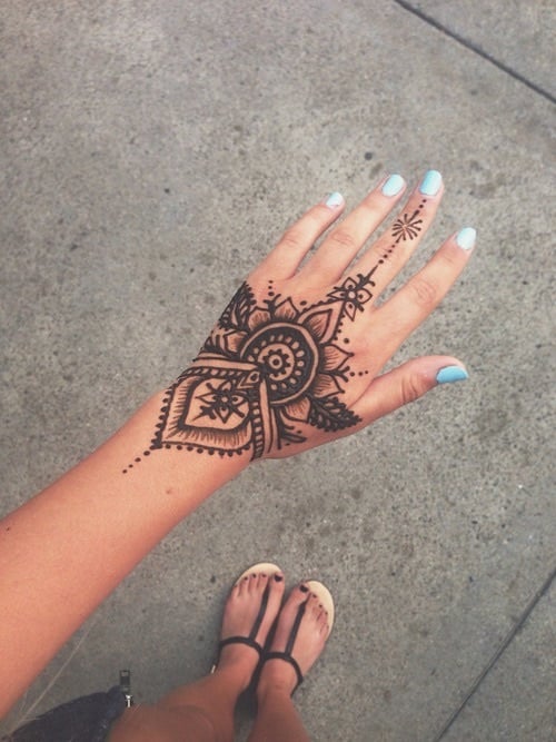 Tattoos für die Hände einer Frau mit Lotusblume bis zu den Fingern