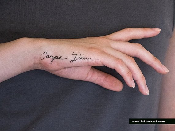 Tatuajes para Manos Mujer inscripcion Carpe Diem aprovecha el dia