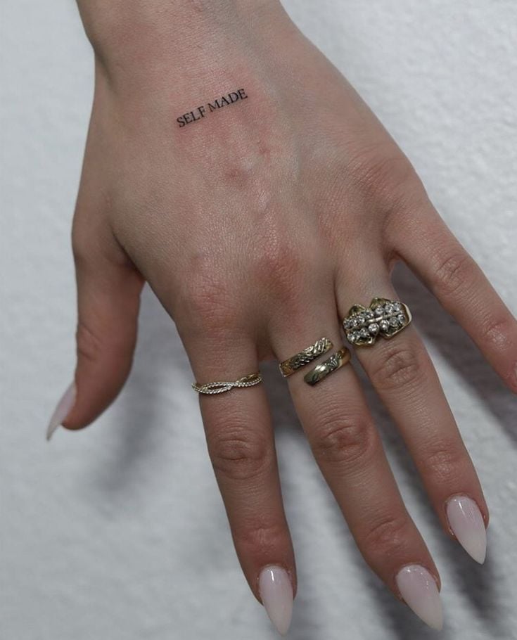 Tattoos für Frauenhände mit der Aufschrift „Self Made“, von mir selbst gemacht