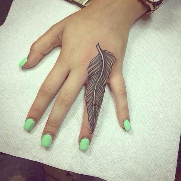 Tatuaggi per le mani delle donne piuma sul dito