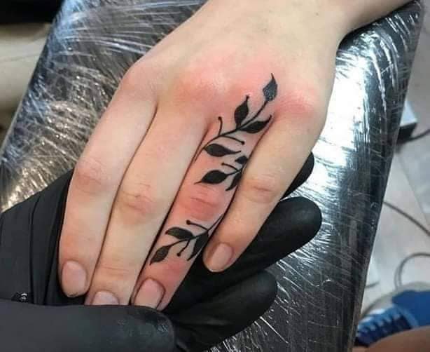 Tatuaggi per le mani ramoscello aggrovigliato tra le dita