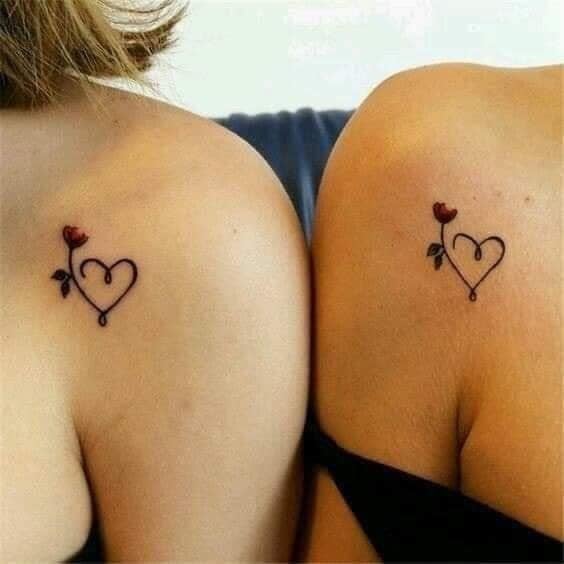 Tattoos für beste Freunde, kleine Herzen auf dem Schlüsselbein