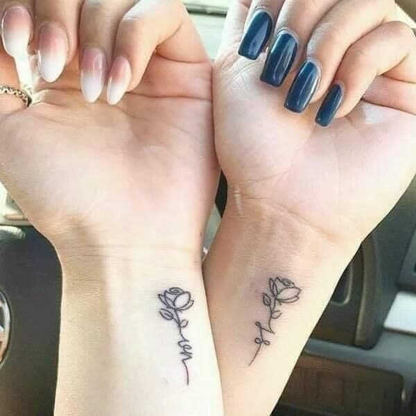 Tattoos für beste Freunde: zwei kleine schwarze Rosen an beiden Handgelenken