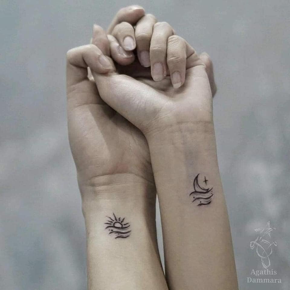 Tattoos für beste Freunde auf beiden Handgelenken, auf der einen Sonne und Meer, auf der anderen Seite Mond und Meer