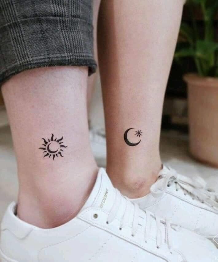 Tatuaggi per i migliori amici su entrambi i polpacci, sole e luna e stella sull'altro.
