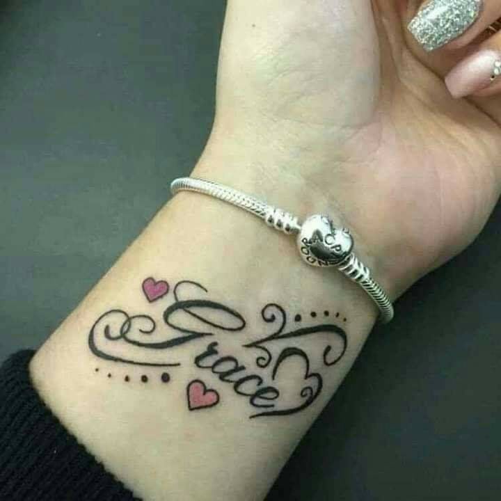 Tatuajes para Mujer Nombre Grace con corazones en muneca