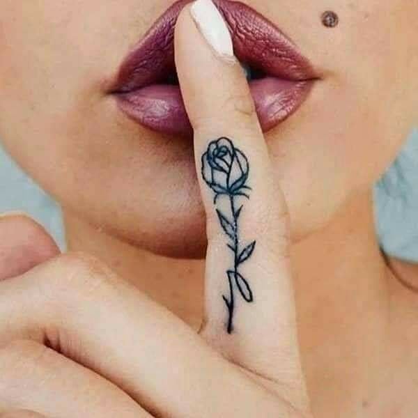 Tatuajes para Mujer Rosa en dedo Indice