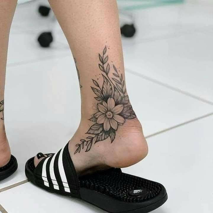 Tatuajes para Mujer motivo negro con flores en tobillo y pie