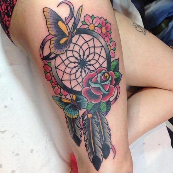 Tatuajes para Mujeres atrapasuenos grande en muslo con mariposa y flores