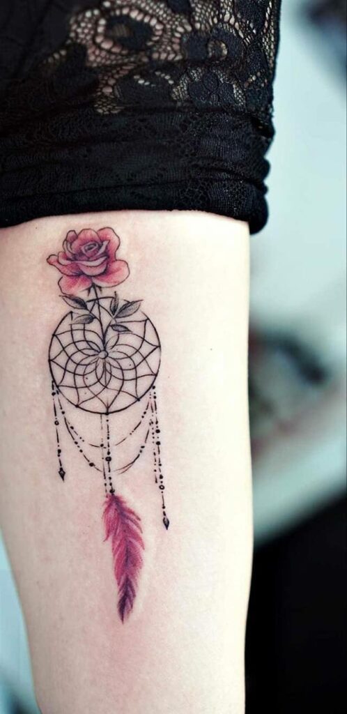 Tatuajes para Mujeres atrapasuenos y rosa roja con pluma roja