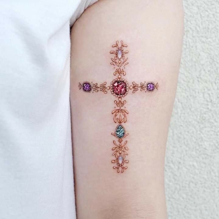 Tatuajes para Mujeres cruz dorada con gemas