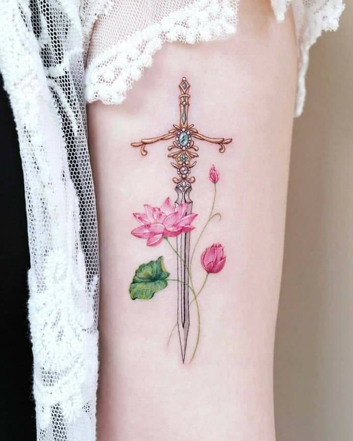 Tatuajes para Mujeres daga con gemas y flores