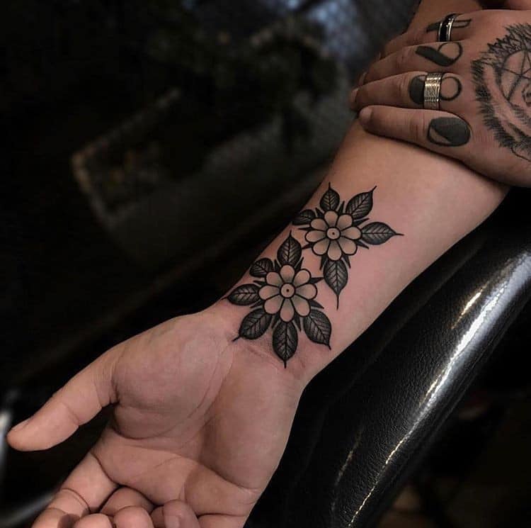 Tatuajes para Mujeres dos flores negras en muneca