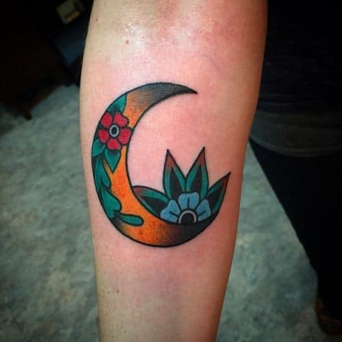 Tatuajes para Mujeres luna con flores adentro