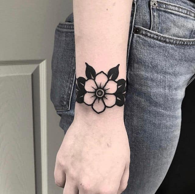 Tatuajes para Mujeres negro tipo pulsera con flor