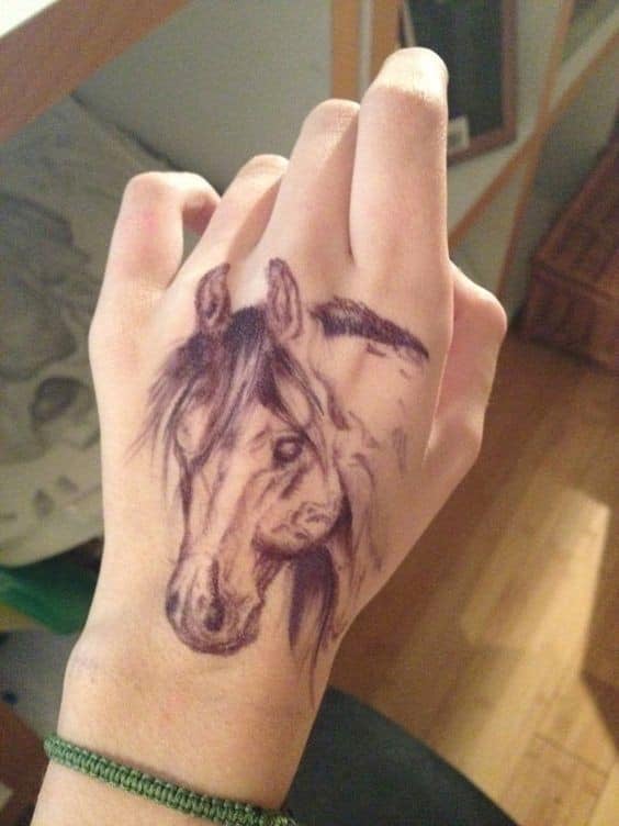 Tatuajes para Mujeres realista de caballo en mano