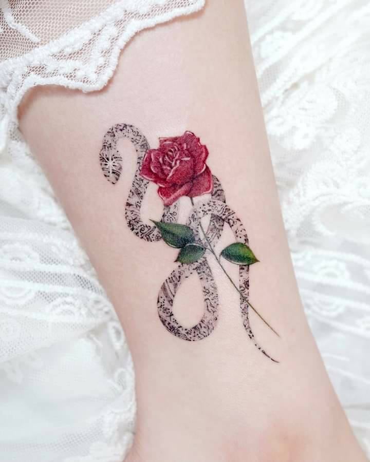 Tatuajes para Mujeres serpiente en diamante y rosa