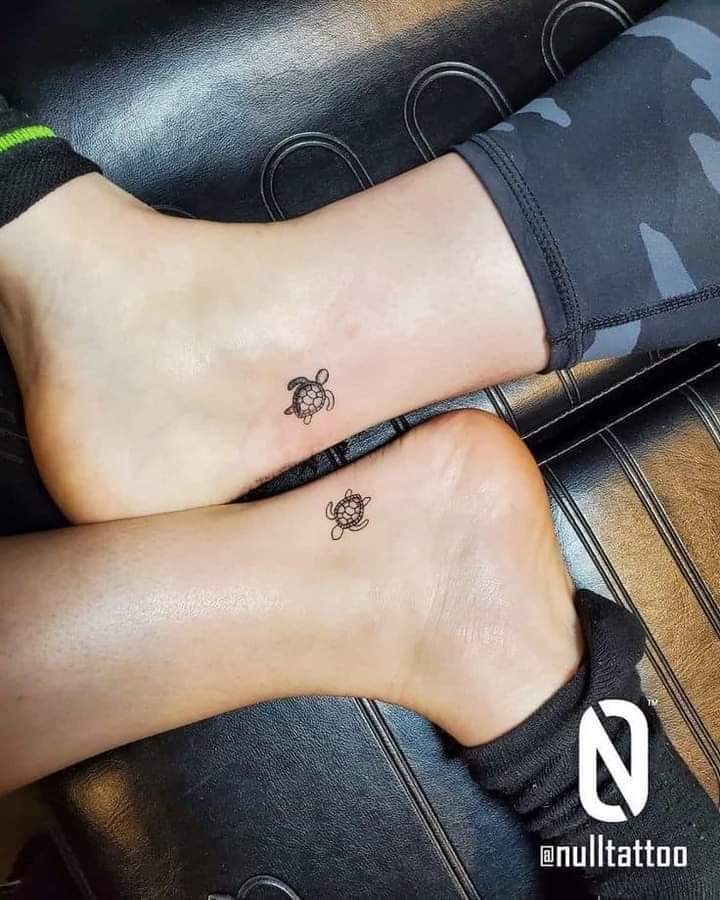 Tattoos für Paare Kleine Wadenschildkröten