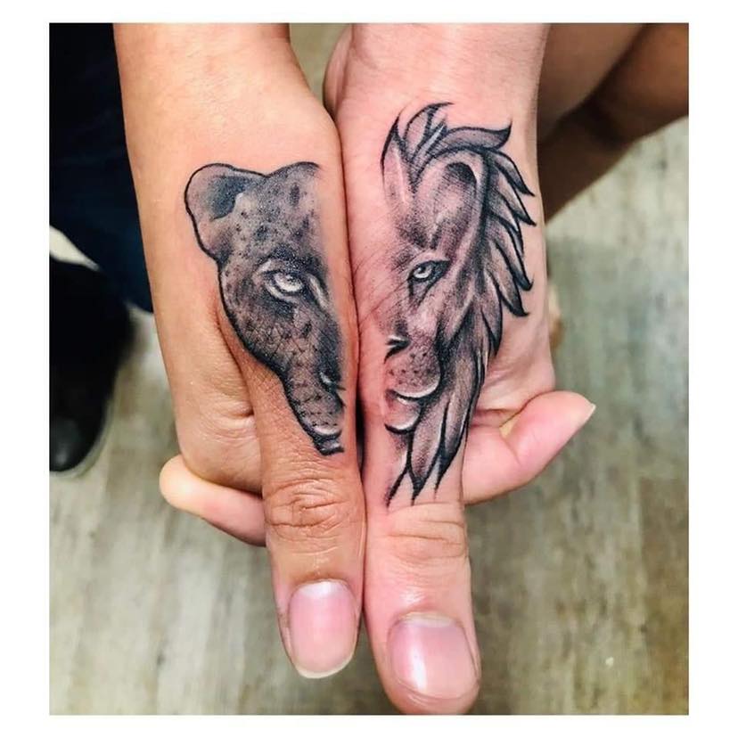 Tatuagens para casal meia face de leão e leoa nos dedos