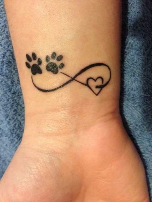 Tatuaggi per cani omaggio al tuo animale domestico, due gambe, un cuore e l'infinito