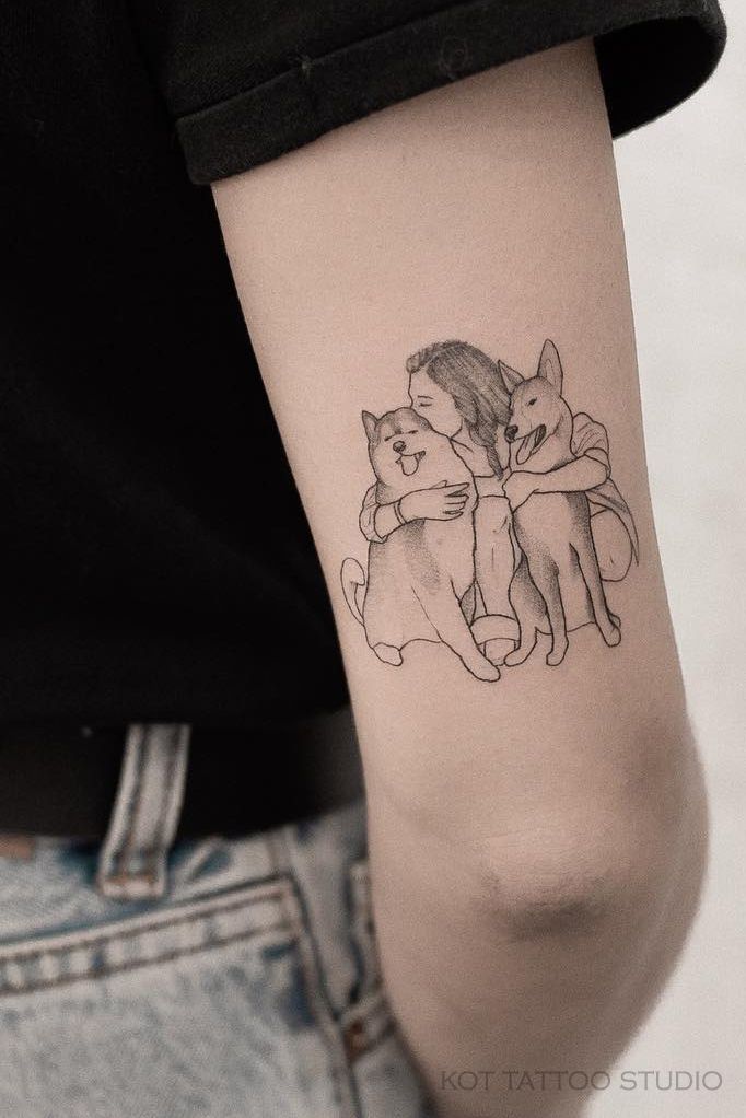 Tatouages pour chiens hommage à votre animal de compagnie femme étreint ses deux chiens