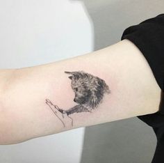 Tatuaggi per cani omaggio alla zampa del tuo animale domestico con la mano sul braccio