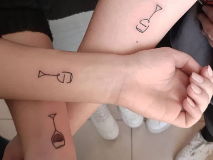 Tatuaggi per tre amici, sorelle, cugini, bicchieri di vino su ciascun braccio e polso