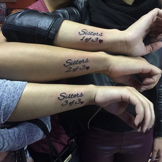 Tatuagens para três amigas irmãs primas A palavra irmãs irmãs e a numeração 1 de 3 2 de 3 3 de 3