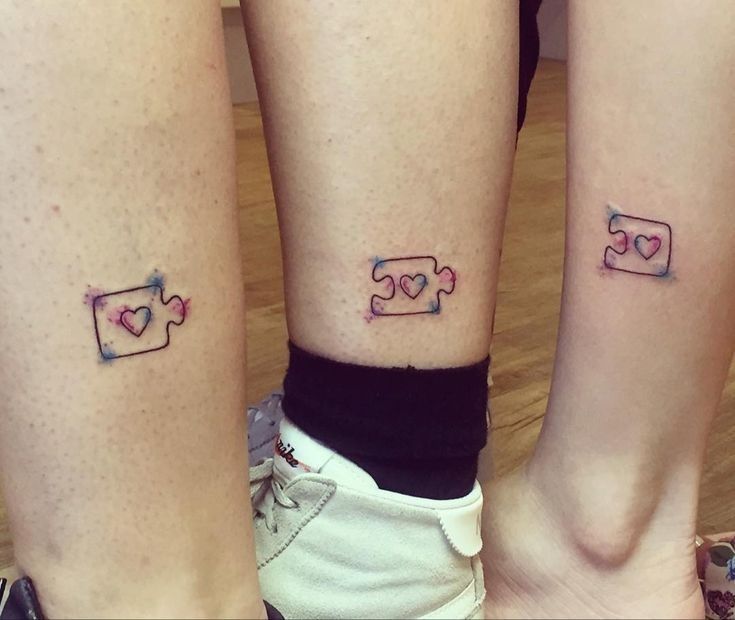 Tatuaggi per tre amici, sorelle, cugini, puzzle sul polpaccio