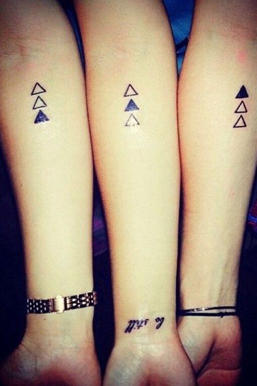 Tatouages pour Trois Amis Sœurs Cousins Trois Triangles et un seul rempli dans l'avant-bras