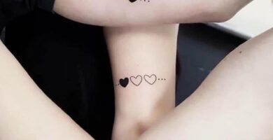 Tatuajes para Tres Amigas Hermanas Primas Tres corazones uno negro en diferente lugar en cada Hermana con tres puntos en brazo