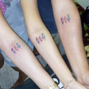 Tattoos für drei Freundinnen, Cousinen und Schwestern. Drei kleine Figuren von Freunden auf jedem Unterarm