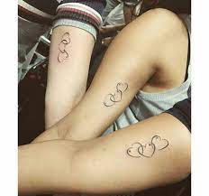 Tatuaggi per tre amici, sorelle, cugini, cuori intrecciati sulle braccia