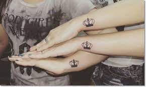 Tattoos für Three Friends Sisters Cousins Kronen auf den Unterarmen
