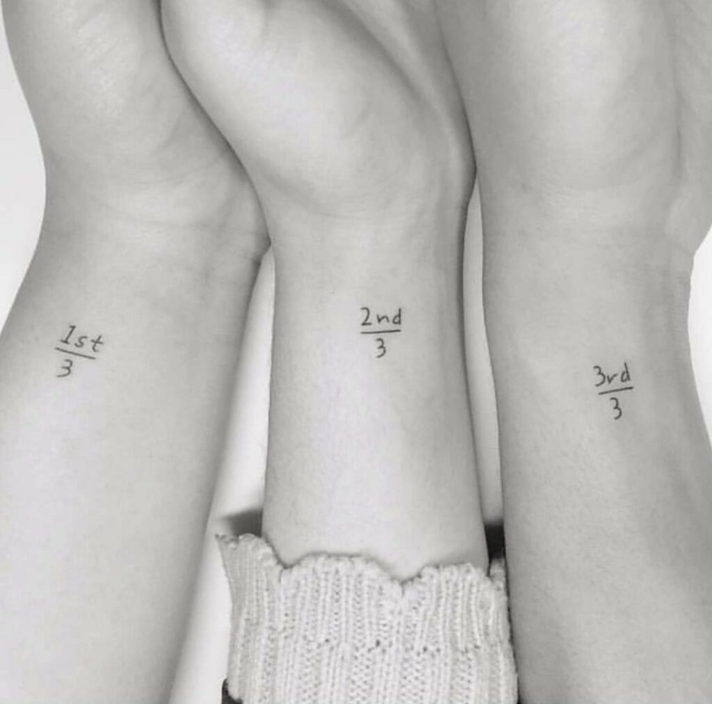 Tatuaggi per tre amici, sorelle, cugini su ciascun polso una frazione che dice 1° su 3 2° su 3 ed era su 3