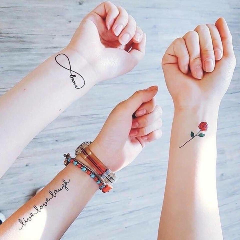 Tattoos für drei Freunde, Schwestern, Cousins, Unendlichkeit mit Namensaufschrift und Rose, alles unabhängig