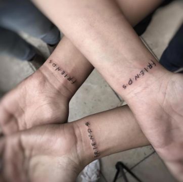 Tattoos für drei Freunde, Schwestern, Cousins Inschrift Freunde Freunde