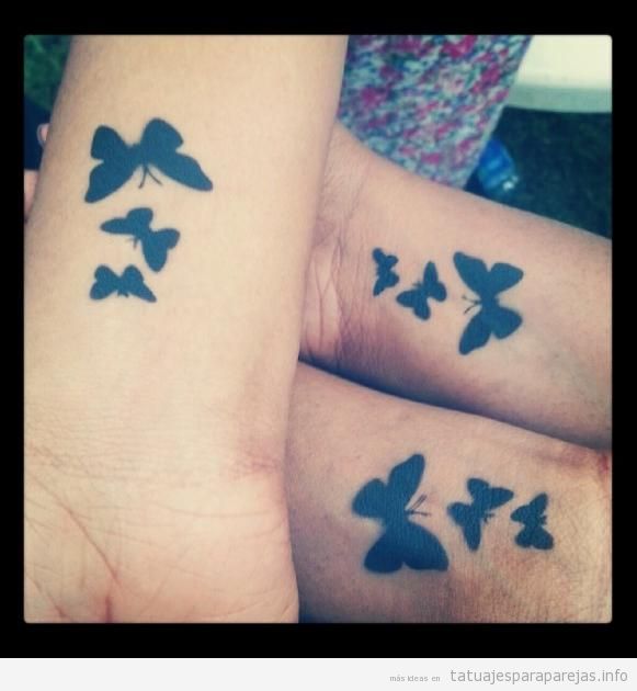 Tatuaggi per tre amiche, sorelle, cugine, farfalle di diverse dimensioni sul polso