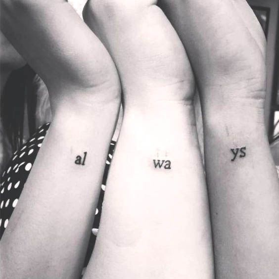 Tatouages pour trois amis soeurs cousins le mot est toujours formé Toujours dans chaque poignet une syllabe