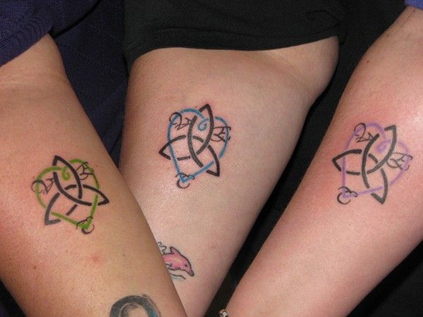 Tattoos für Three Friends Sisters Cousins verflochten die Symbole Herz und Triqueta mit Initialen