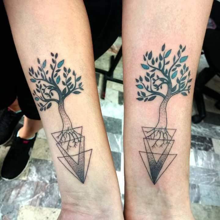 Tatuaggi per amici, sorelle, coppie, albero piantato in tre triangoli