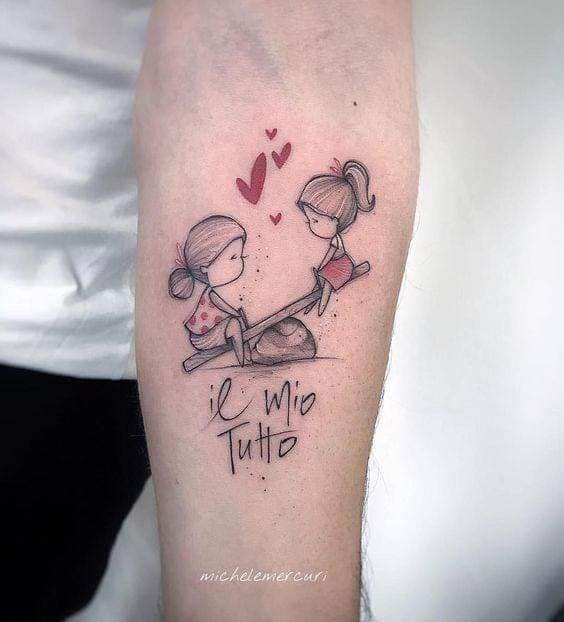 Tattoos für Freunde, Schwestern paaren zwei Mädchen auf einer Wippe mit dem Satz „Il mio tutto“.